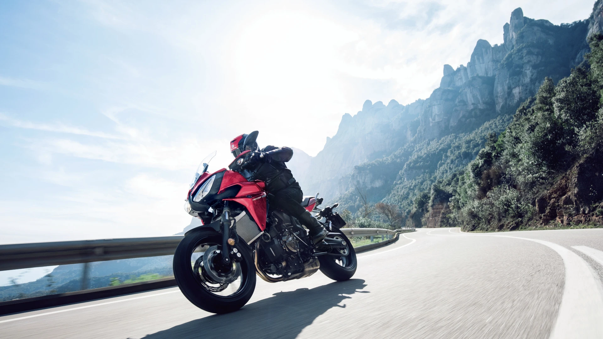 The Yamaha Tracer 700 is an asphalt-oriented motorcycle