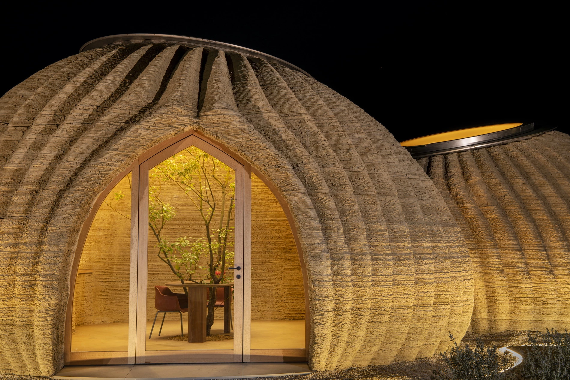 The dome shape of the dwelling is an effective way to enclose the building without the need for support structures during the construction process