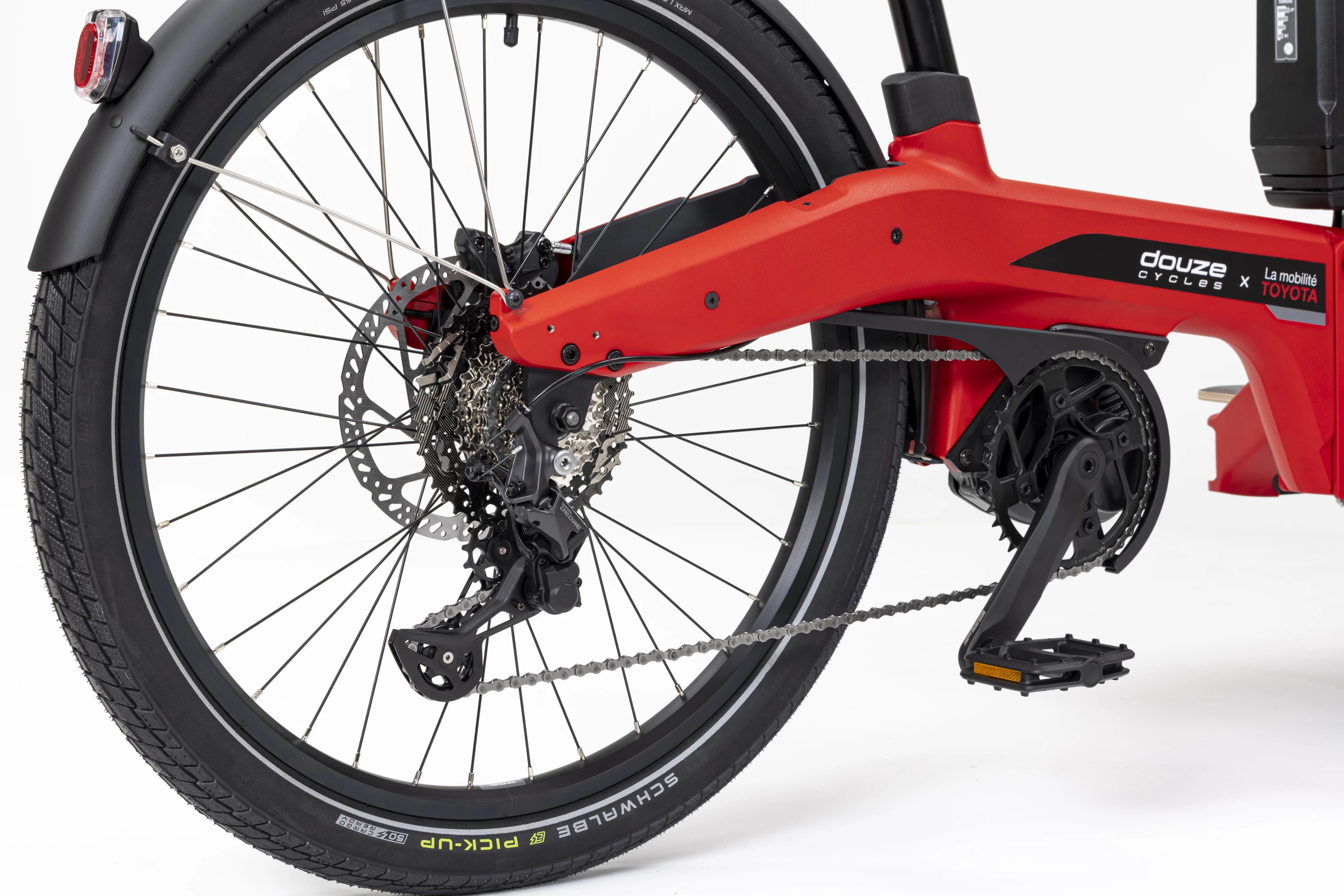 The Douze Cycles x La mobilité Toyota cargo ebike features a 10-speed Shimano gearset