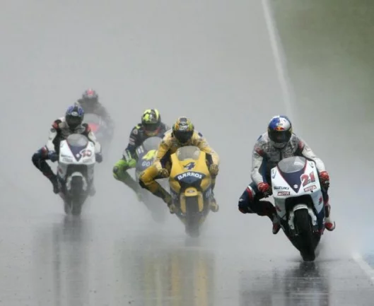 John Hopkins too had a shot at the lead but misting problems with his helmet caused him great difficulty and the gang of four finally got past and Hopkins crashed.