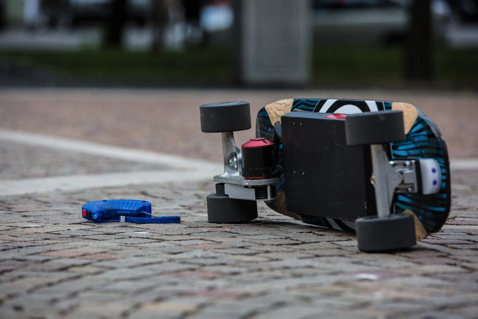 The Micro Slim is fitted with a 36-volt lithium battery and brushless outrunner motor for a moderate range of 10 mi (16 km), but a whopping power output of 3,000 W