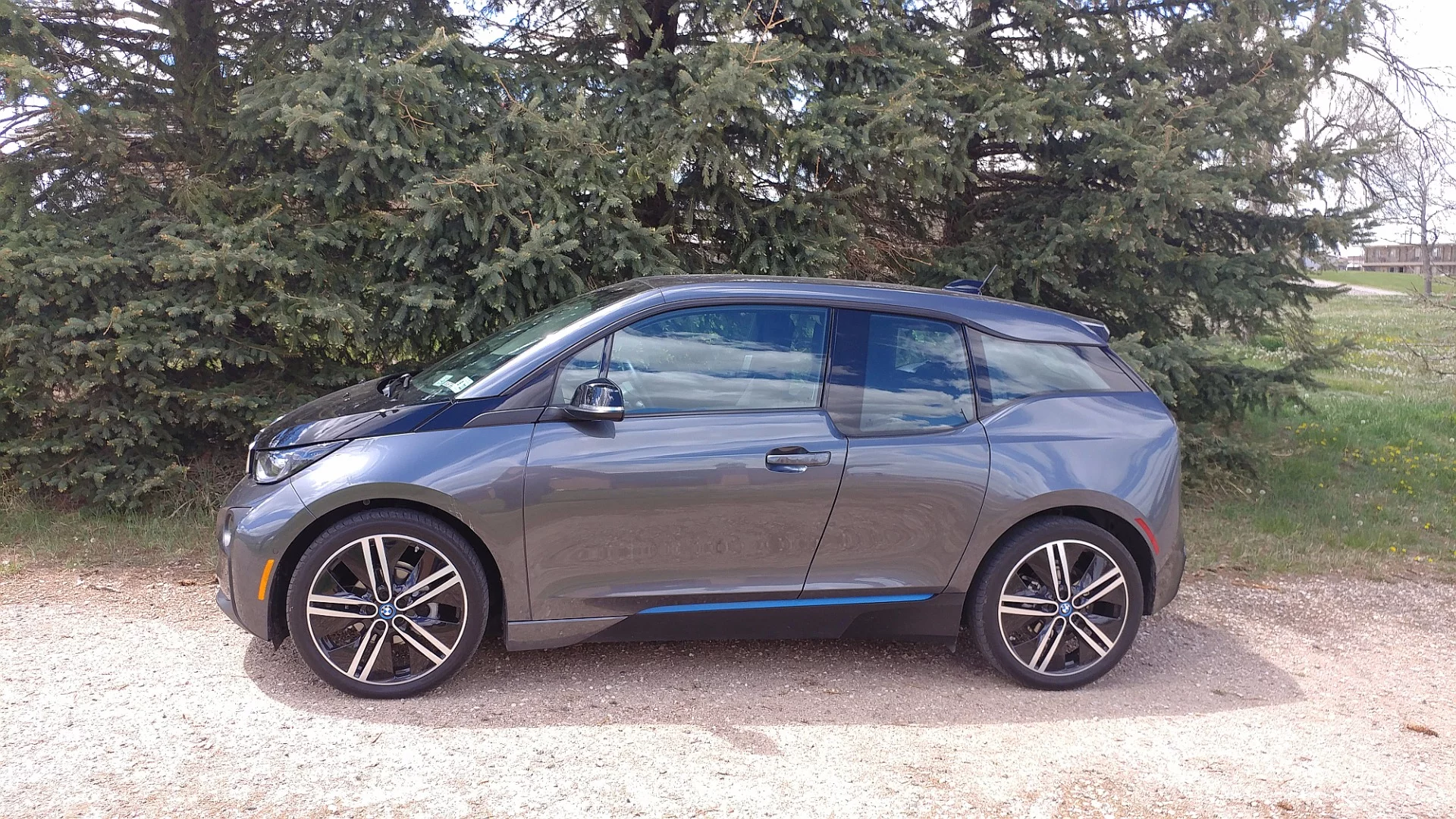 The exterior of the 2017 BMW i3 is designed to both give a large interior space and to make sure that anyone looking at the car knows it’s not your ordinary gas-guzzler
