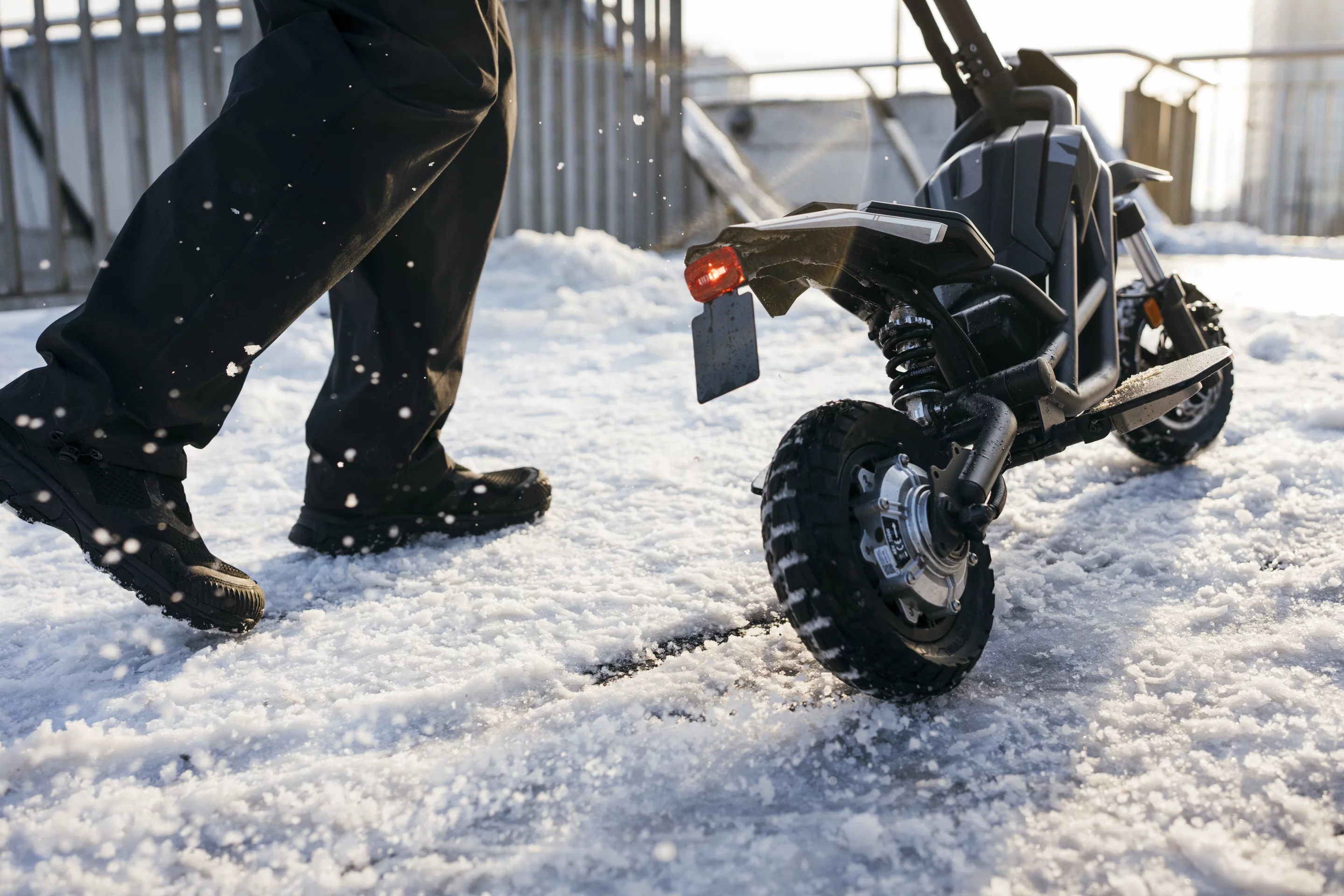 Mini-moto looks, 960-W peak hub motor, dual suspension, 35-km battery