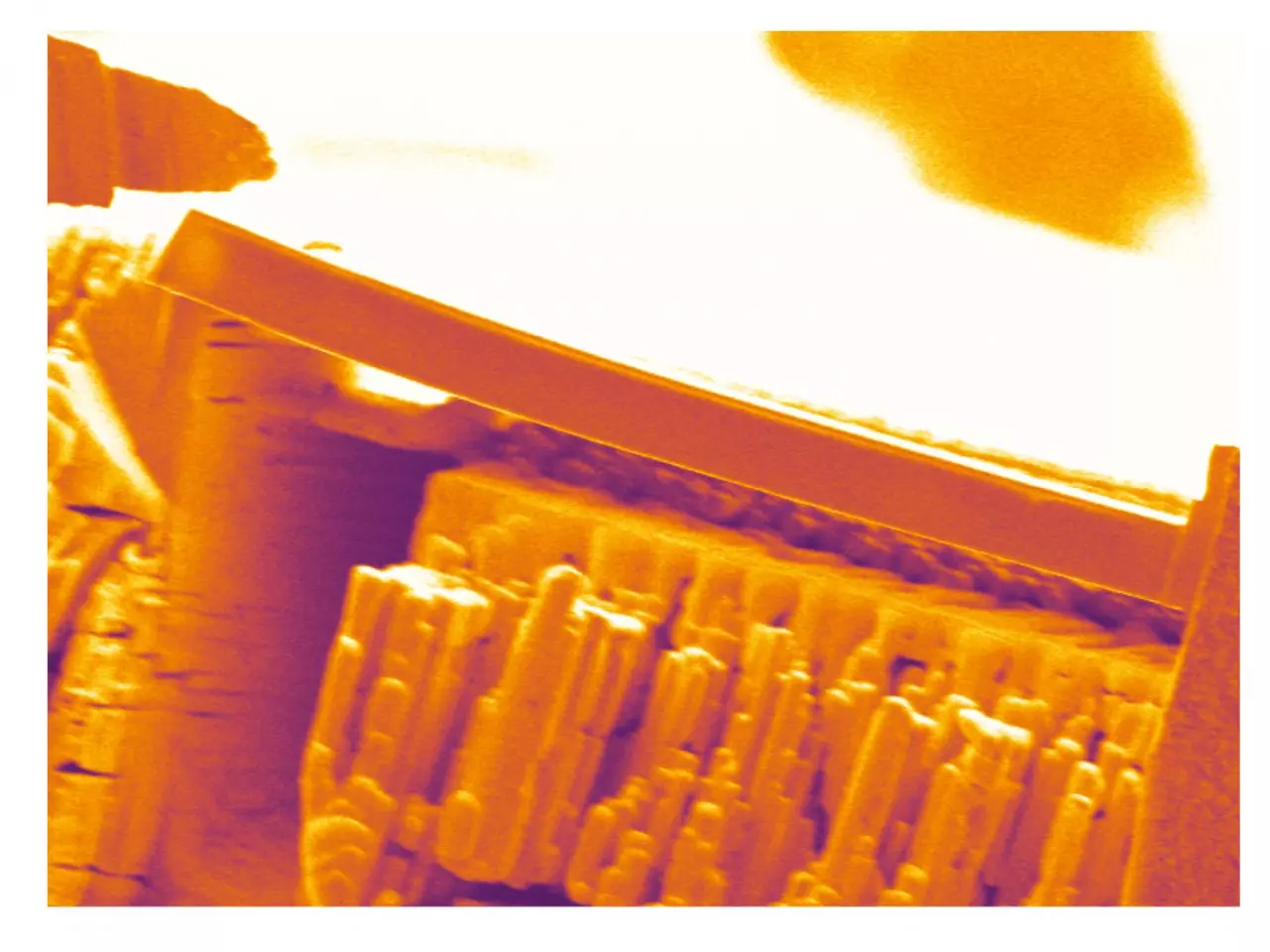 This is a micro-manipulator bending a cement microbar