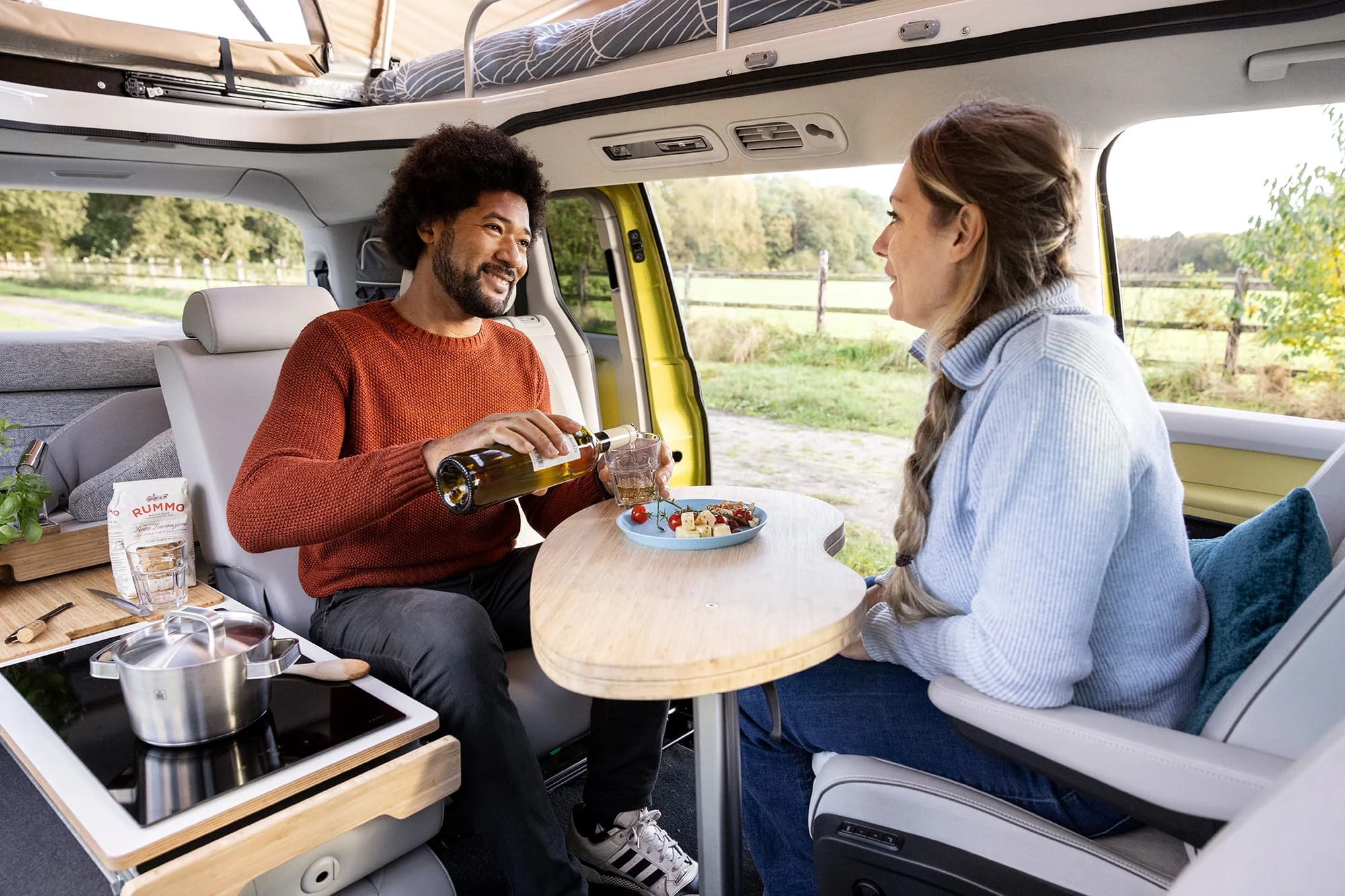 The ID. Buzz Trail lacks the taller kitchen that will come with the Explorer but still has indoor cooking capabilities courtesy of the bidirectional sliding tailgate kti