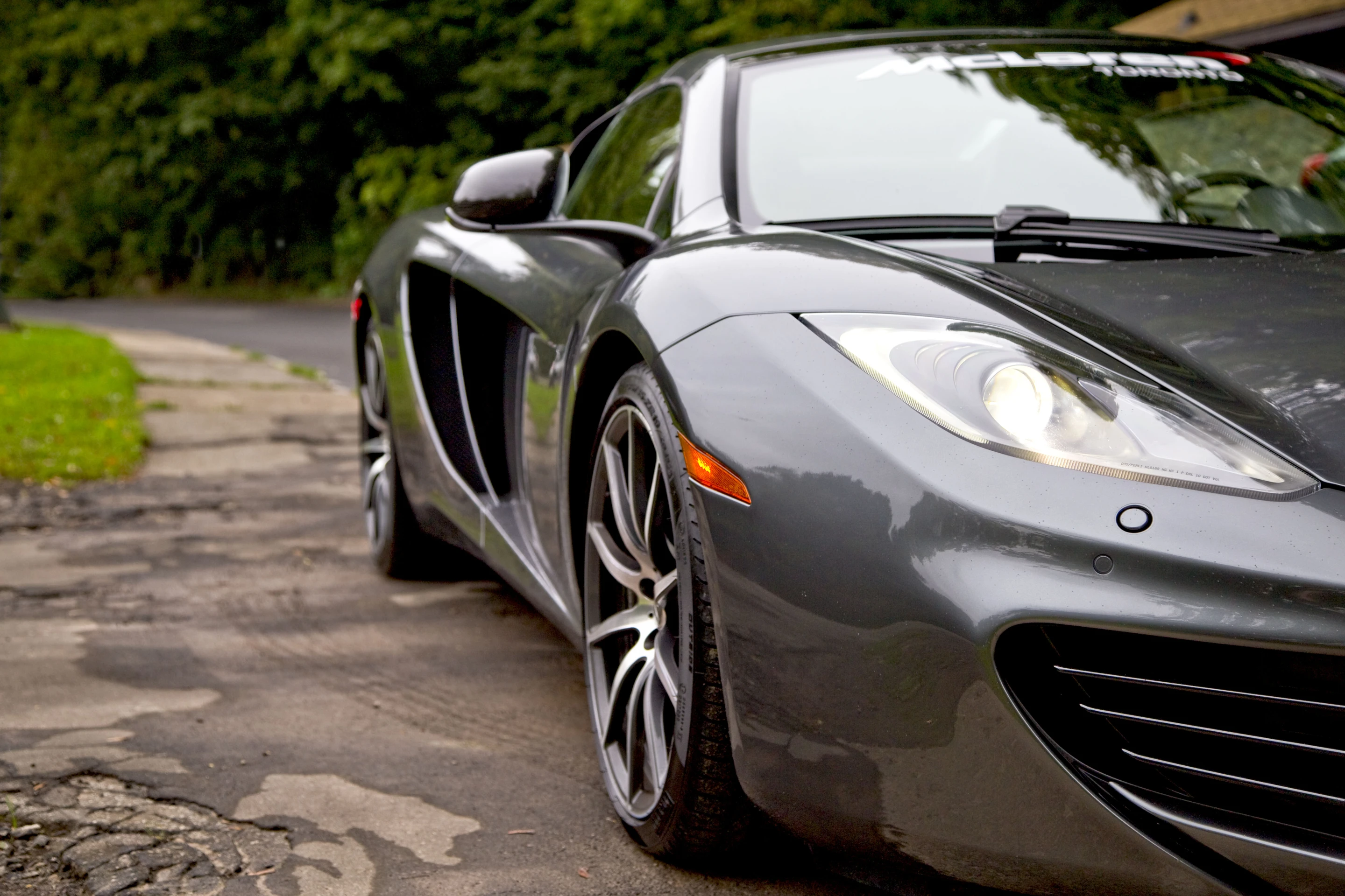 The 12C Spider retains near identical torsional rigidity to the coupe thanks to the carbon fiber passenger cell (Photo: Angus MacKenzie/gizmag.com)