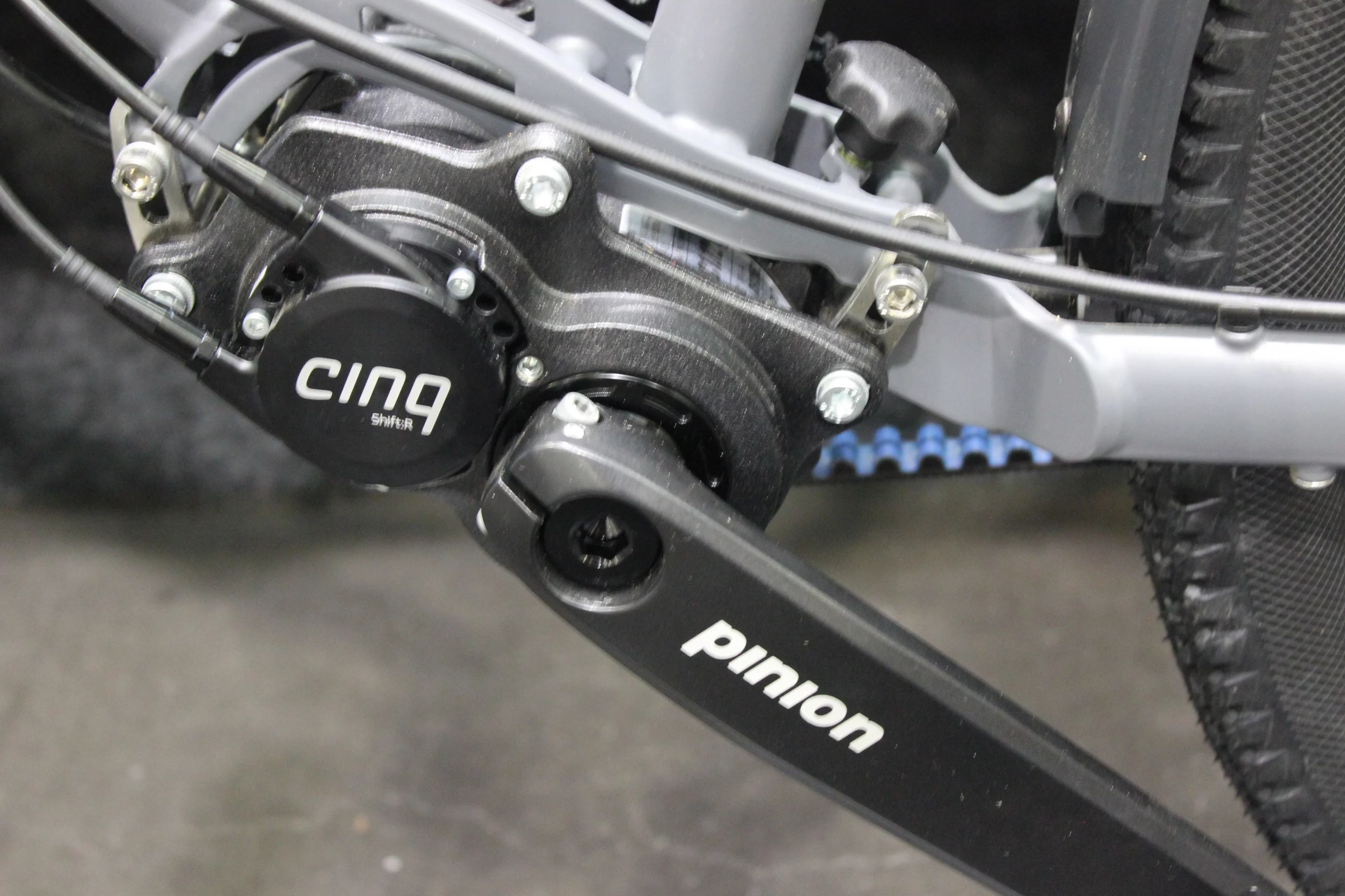 Cinq's Shift:R system allows traditional lever-style shifters to be used with the Pinion enclosed gearbox