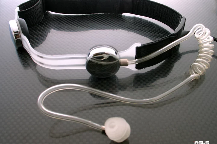 IASUS Concepts' NT3 is a throat mic intended for use when talking on the phone while driving a convertible (Photo: IASUS)