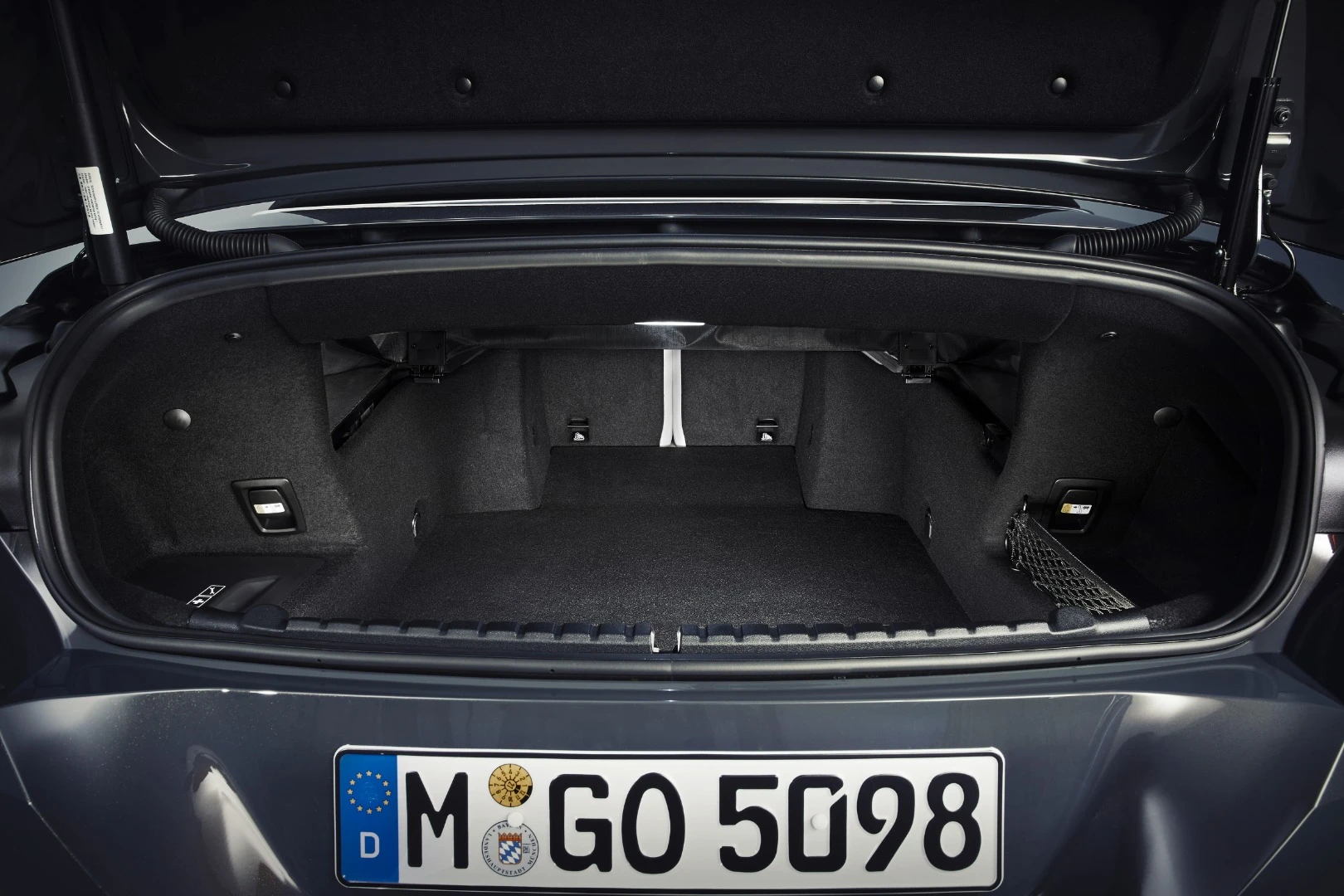 Look inside the 8 Series Convertible trunk