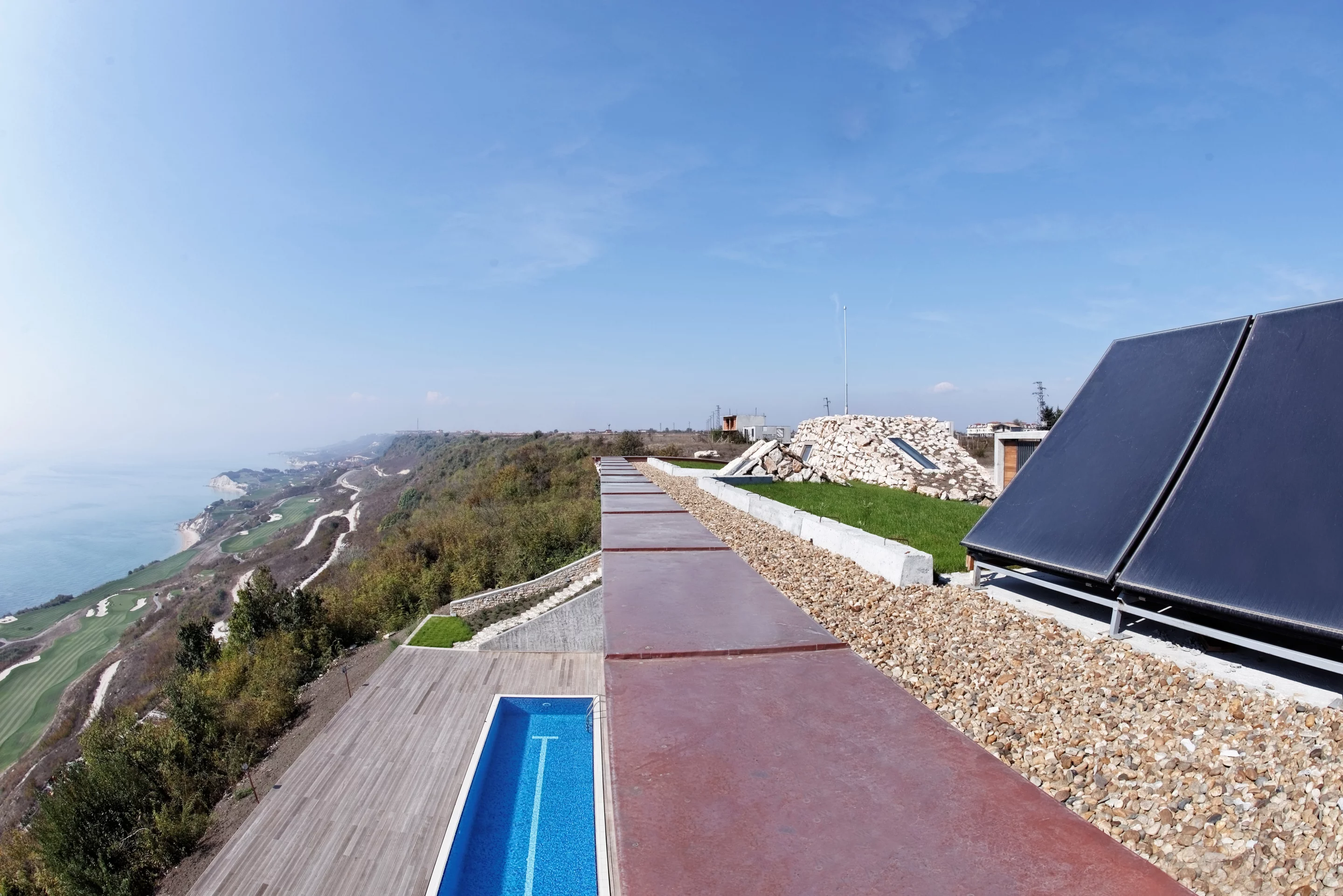Equinox House's south-facing pool doubles as a reflector, bouncing light into the house (Photo: Ignatov Architects)