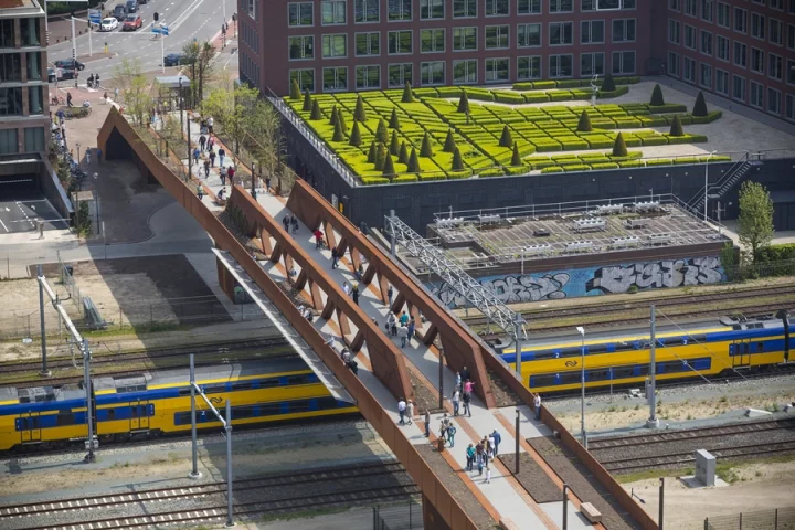 The Paleisbrug is 250 m (820 ft) long and 10 m (33 ft) wide