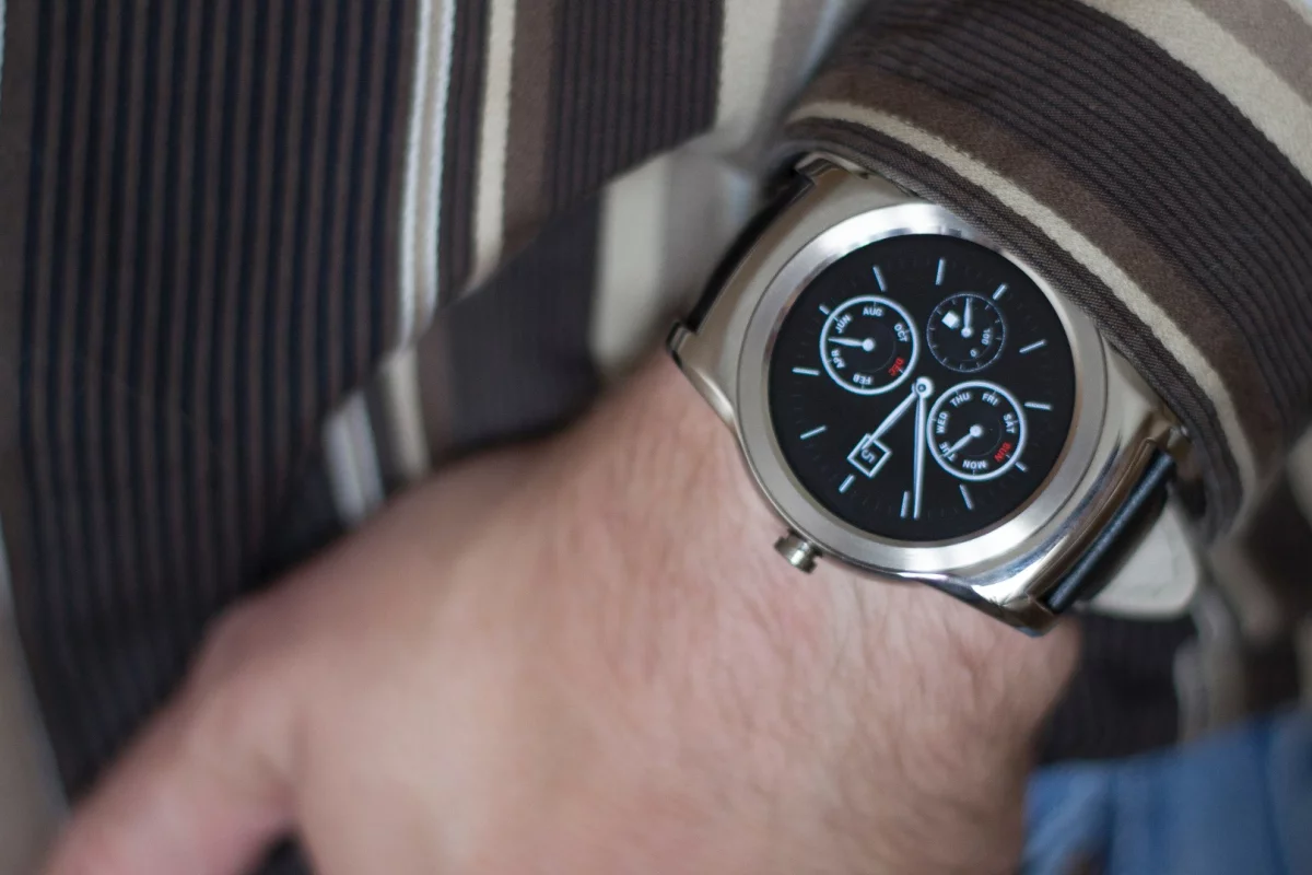 Gizmag straps on one of the most beautiful smartwatches to date, the LG Watch Urbane (Photo: Will Shanklin/Gizmag.com)