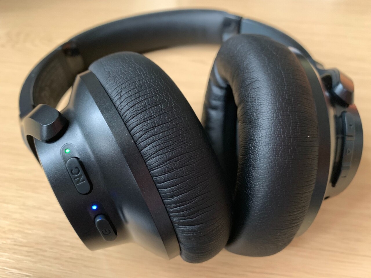 The on/off and noise-cancelling buttons are on the left headphone