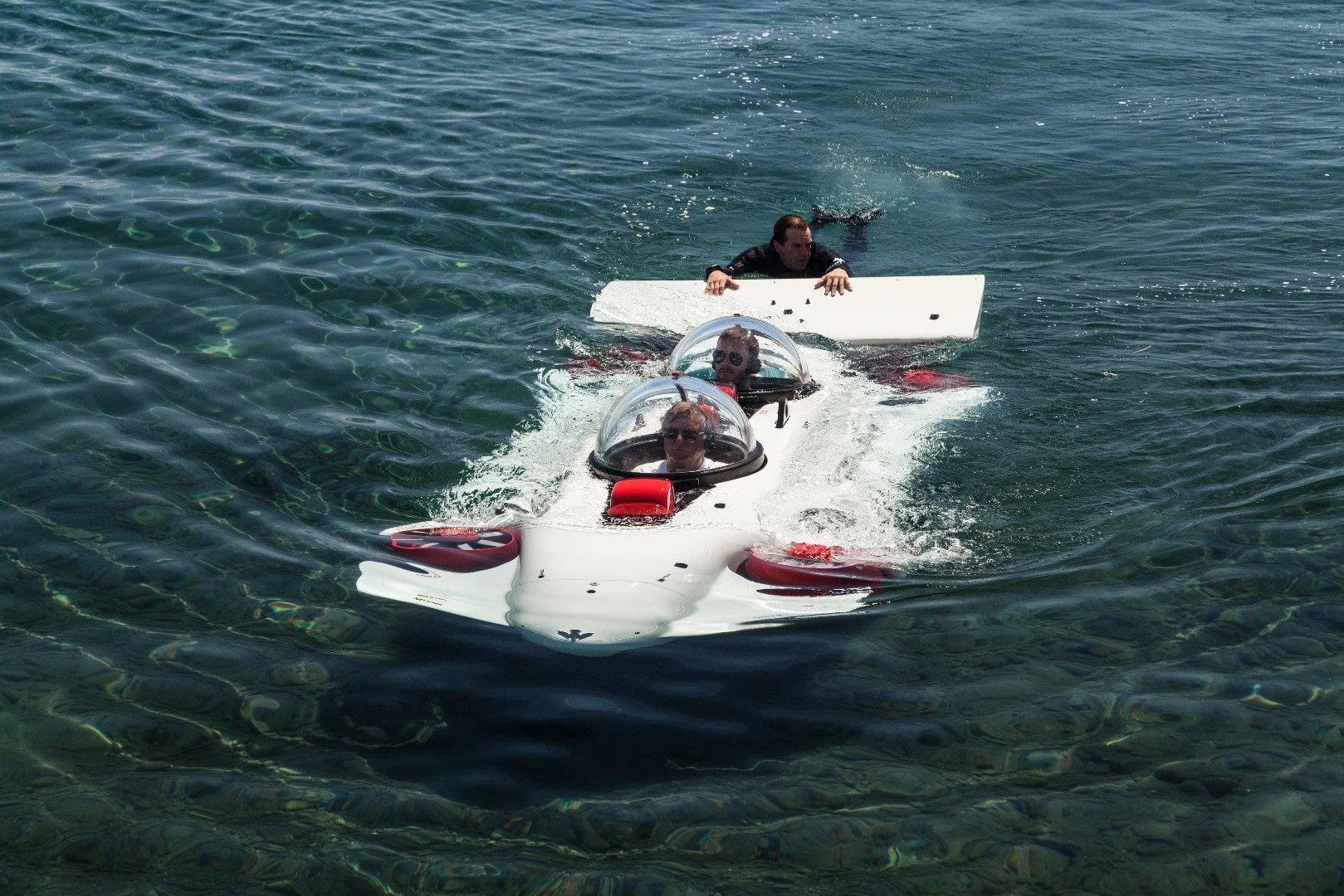 Graham Hawkes brings the Deepflight Dragon in with the assistance of a diver
