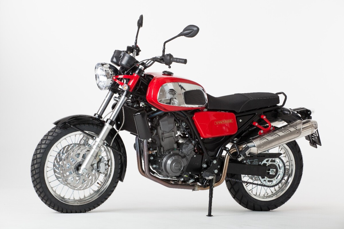 The Jawa 660 Vintage holds 15 l (4 gal) in its shiny fuel tank