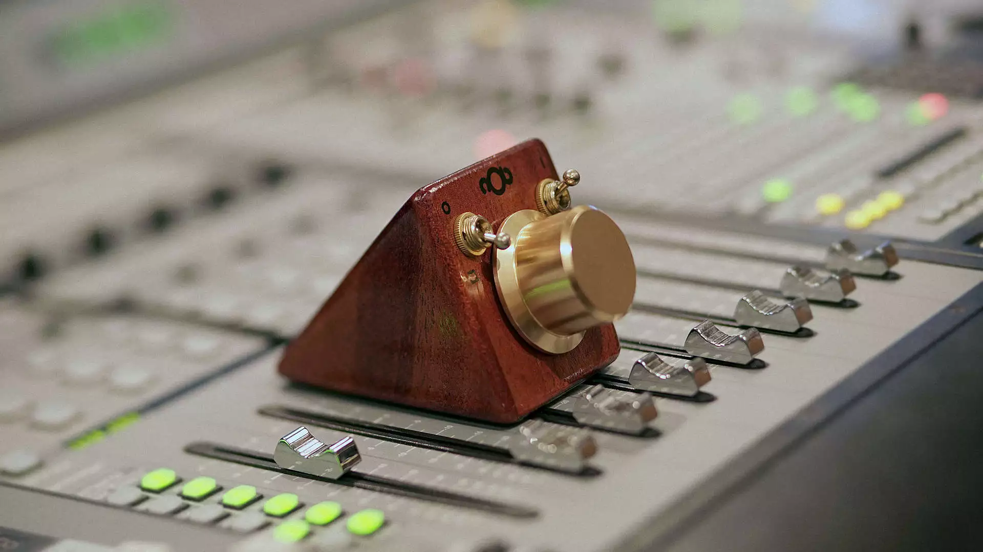 The nOb can be used to move software sliders, scrollbars, dials and knobs, pitch wheels and draggable value indicators