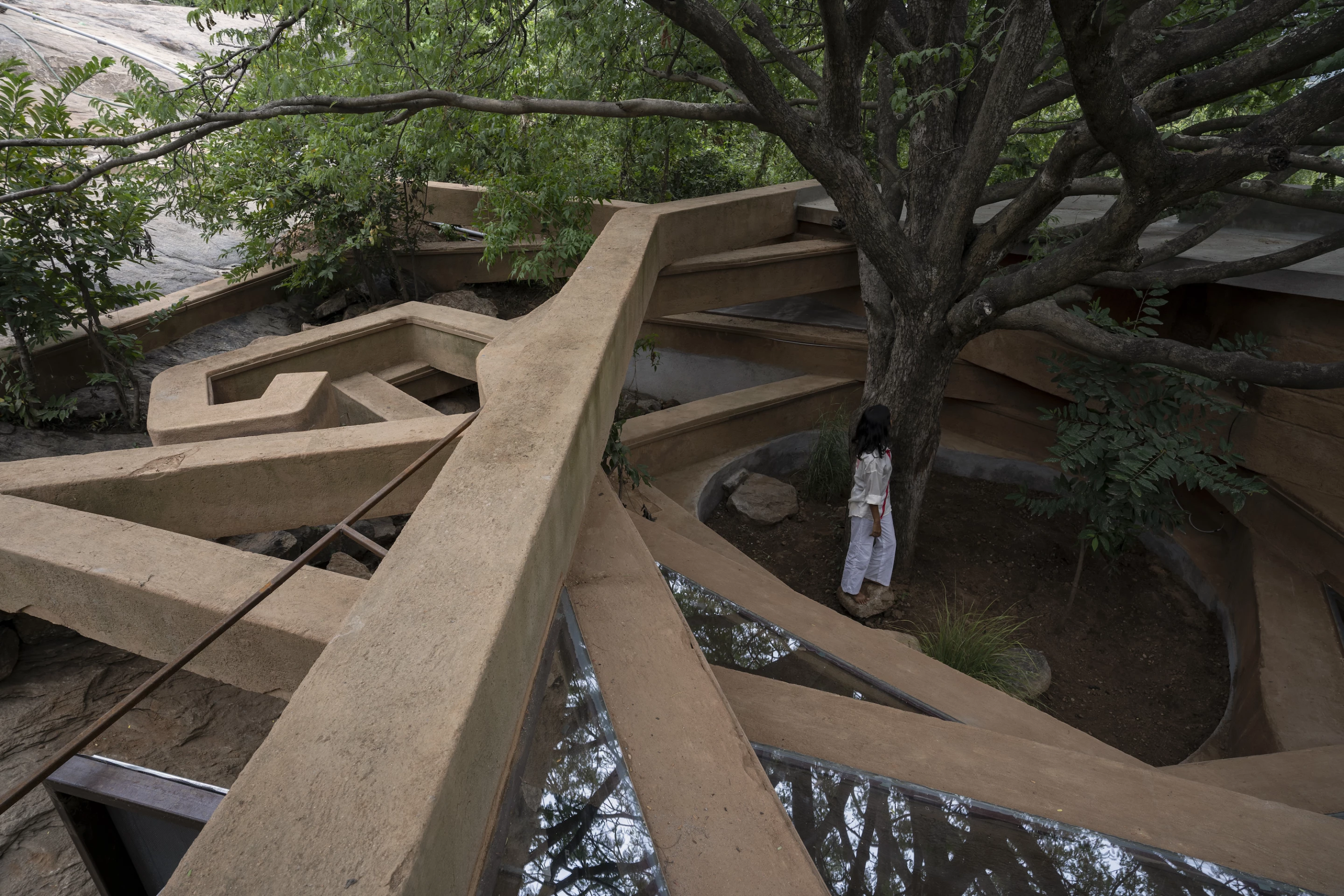 Chuzhi is situated on an awkward site and is arranged around existing trees