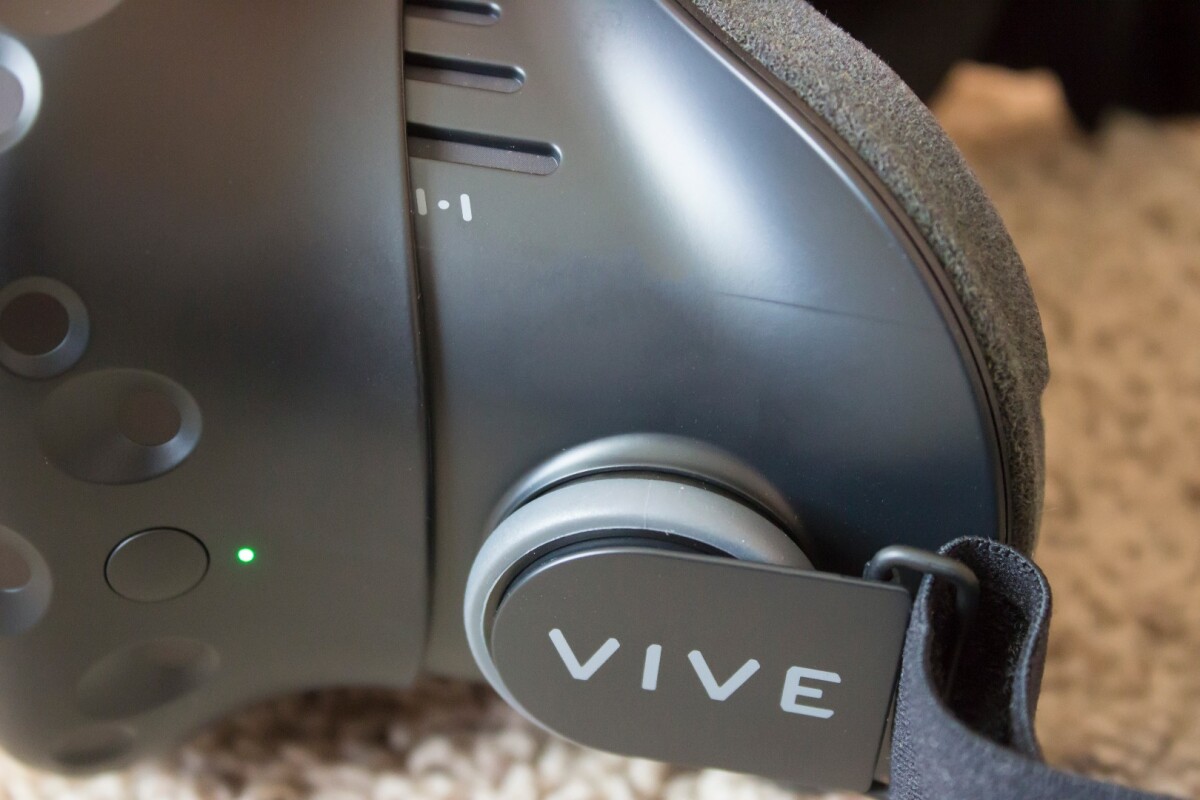 Those gray indicators (lines and dots) help you to line up lens position