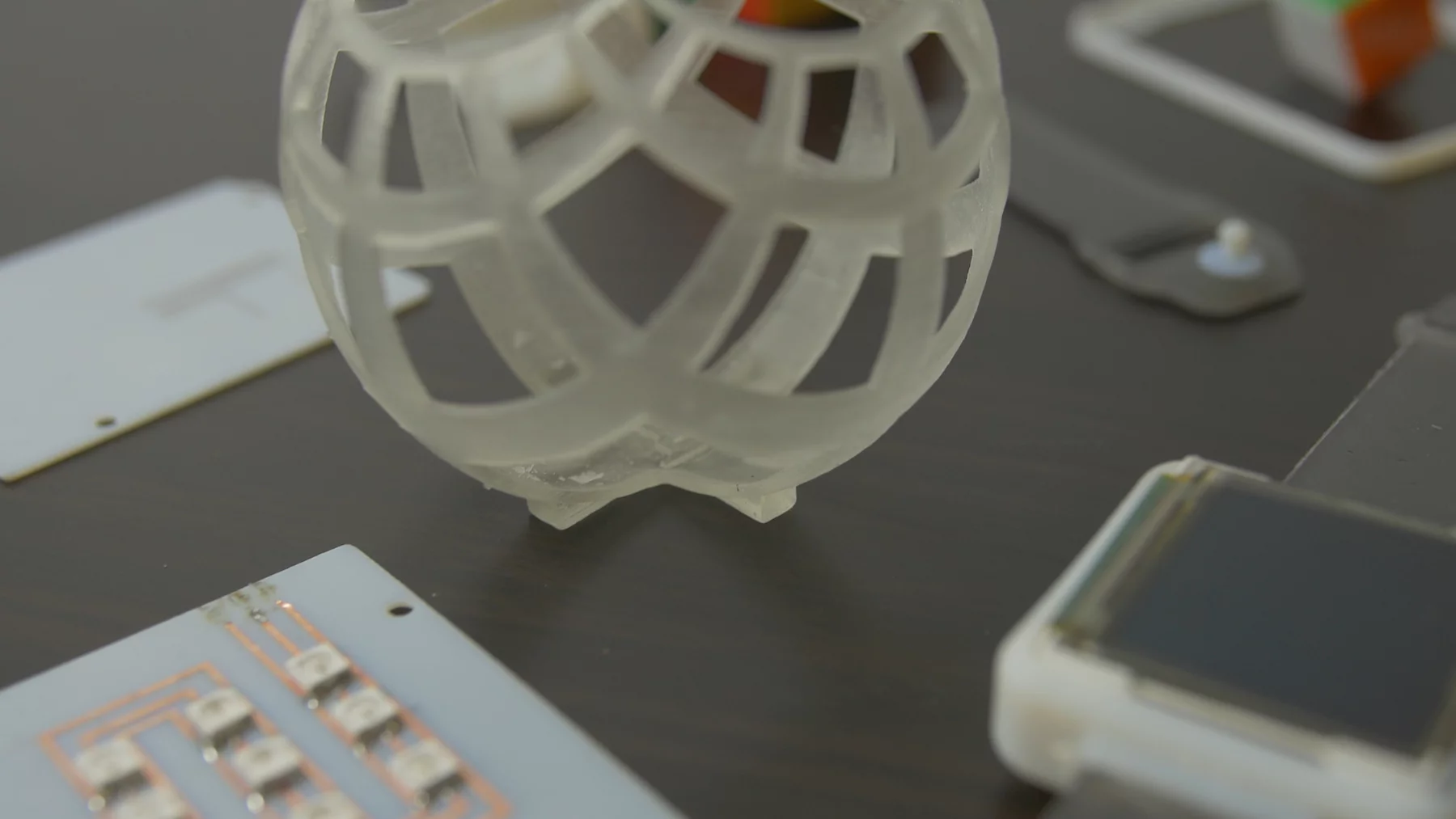 To make complex shapes, the NexD1 can prop up sections of the object with temporary support structures, which are then easily washed away later