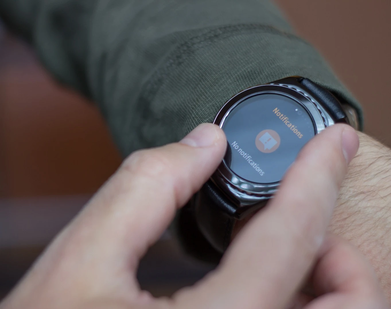 Twisting the terrific rotating bezel on the Gear S2 Classic
