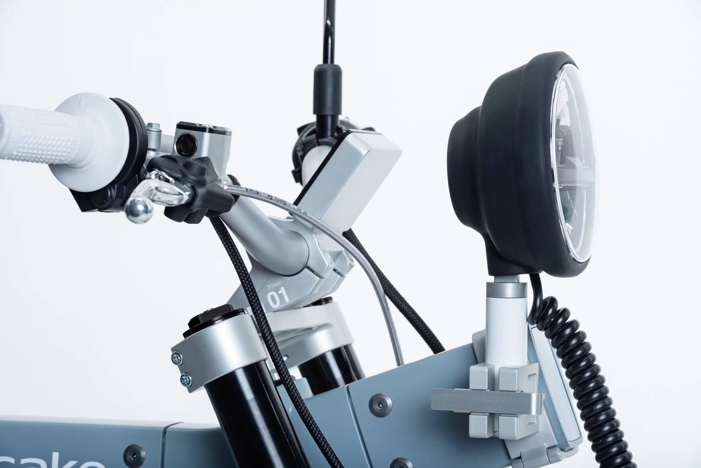 The headlight can be removed from the mount and used as a spot