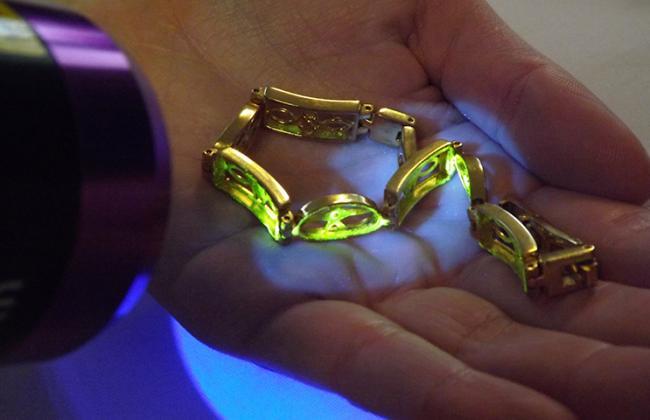 The marking emits a fluorescent glow under UV light