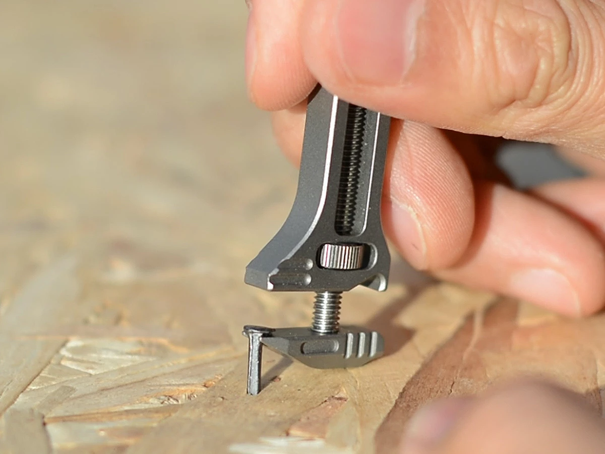 The TiSpanner in nail-pulling action