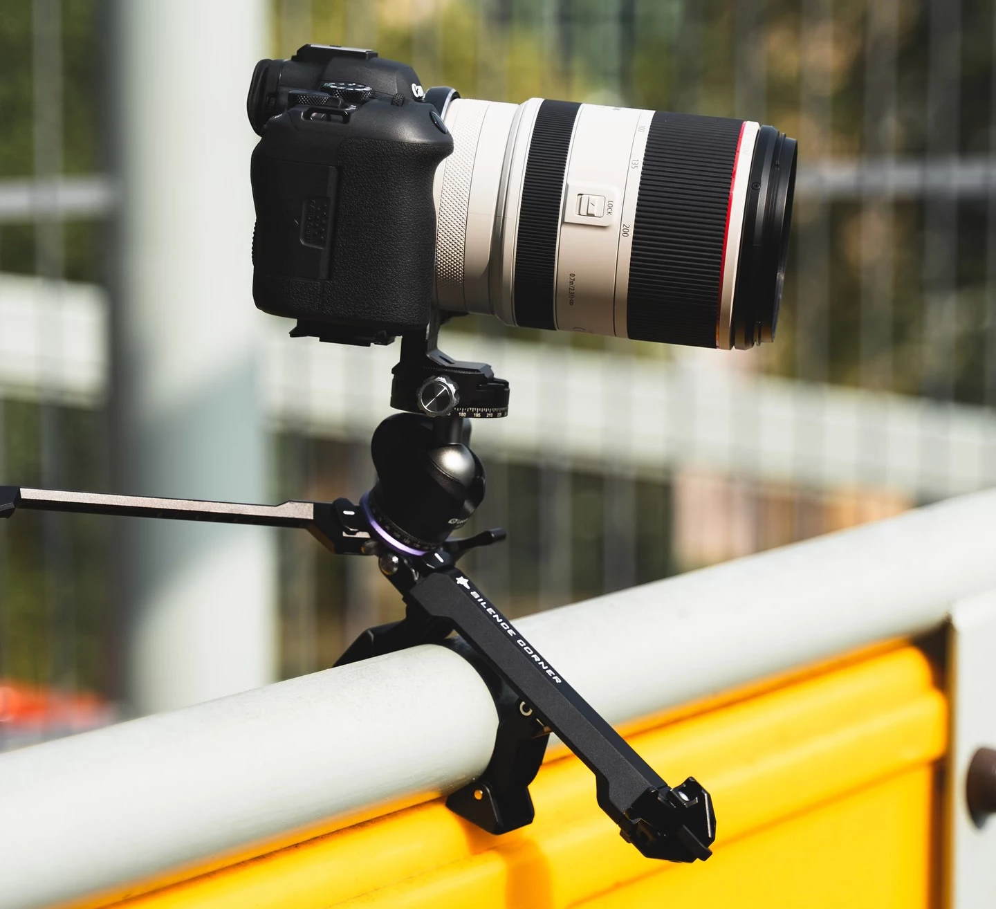 The Mamapod can manage a maximum load of 5 kg (11 lb) when used horizontally