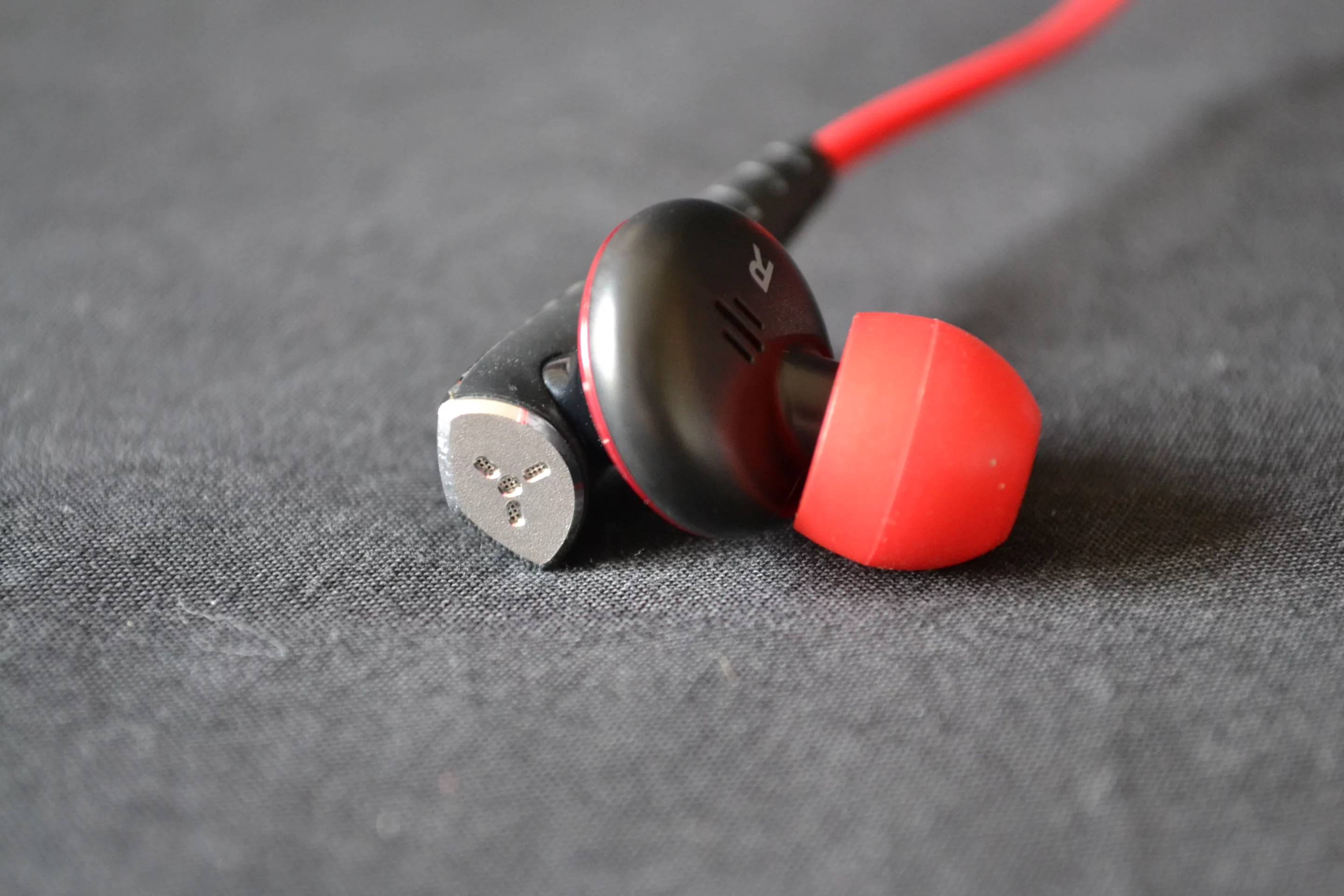 The dual-chamber structure of the MS 200s may look a little odd to those not familiar with Phiaton, but the company says that when combined with the five tuning points (air vents), the design optimizes air circulation for enhanced crystal clear sound, rich detail and clean, highlighted bass