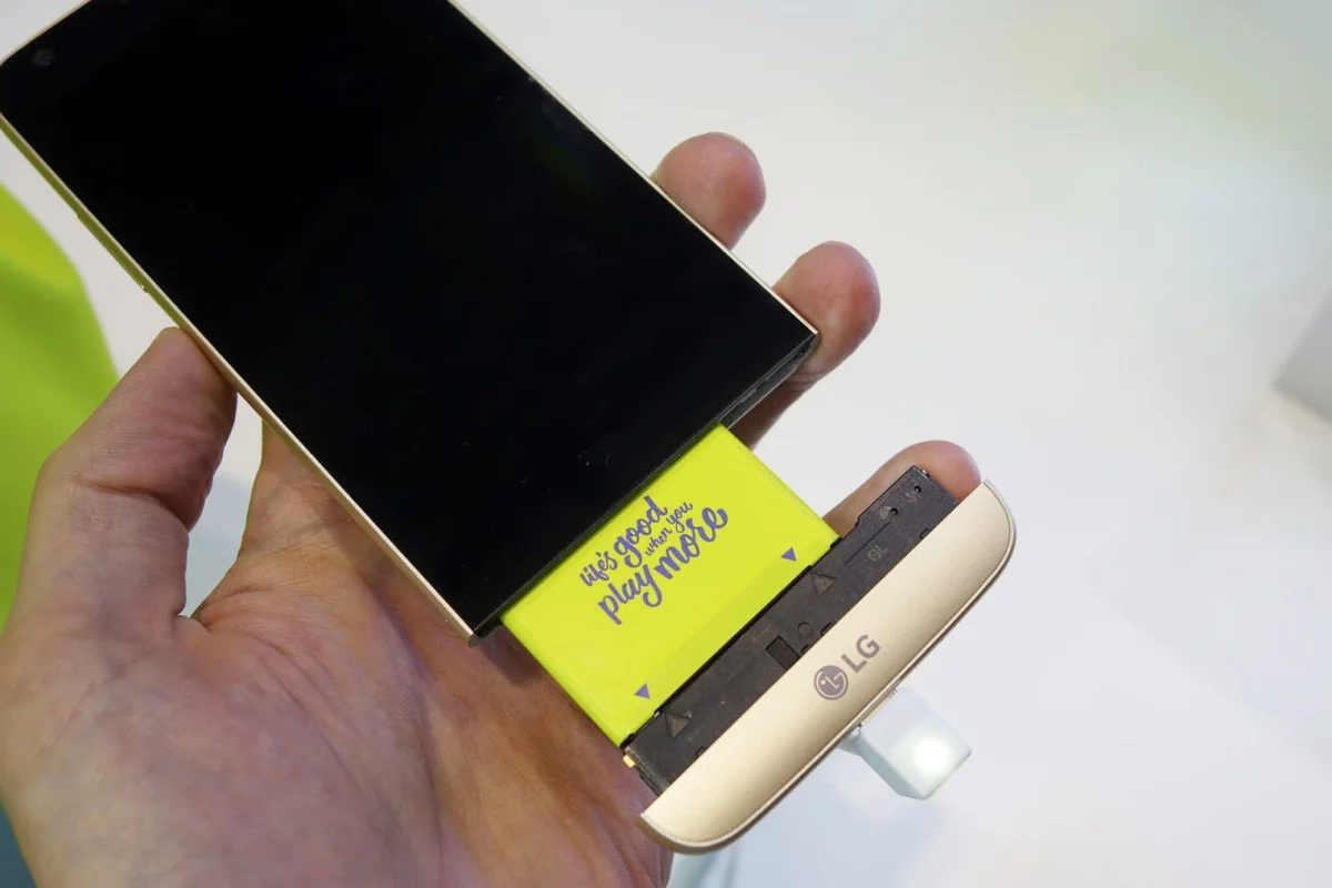 The LG G5 features an innovative Modular Type slot for replacing the battery and adding extra features