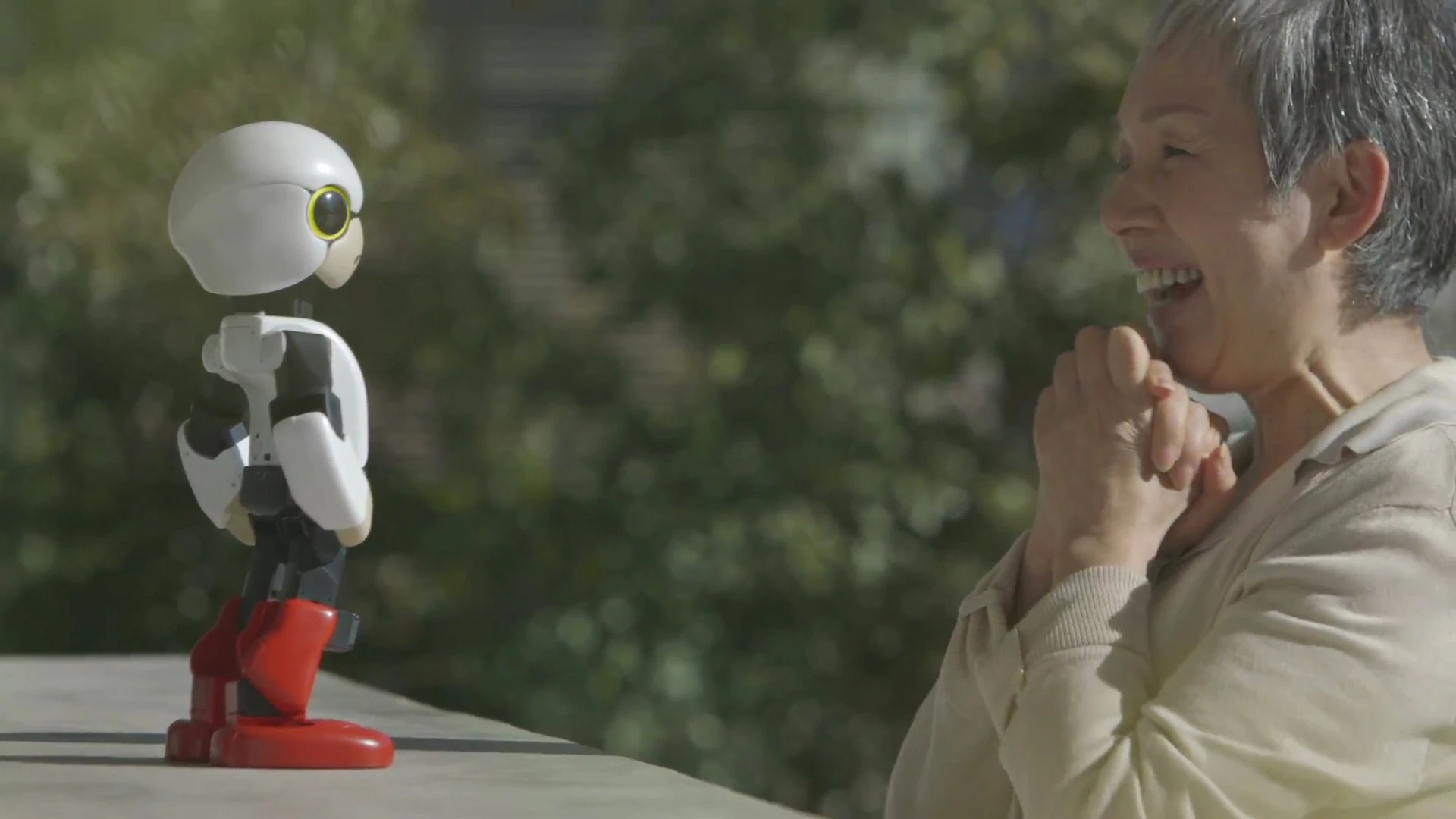 Kibo's cute appearance and voice delight an elderly woman