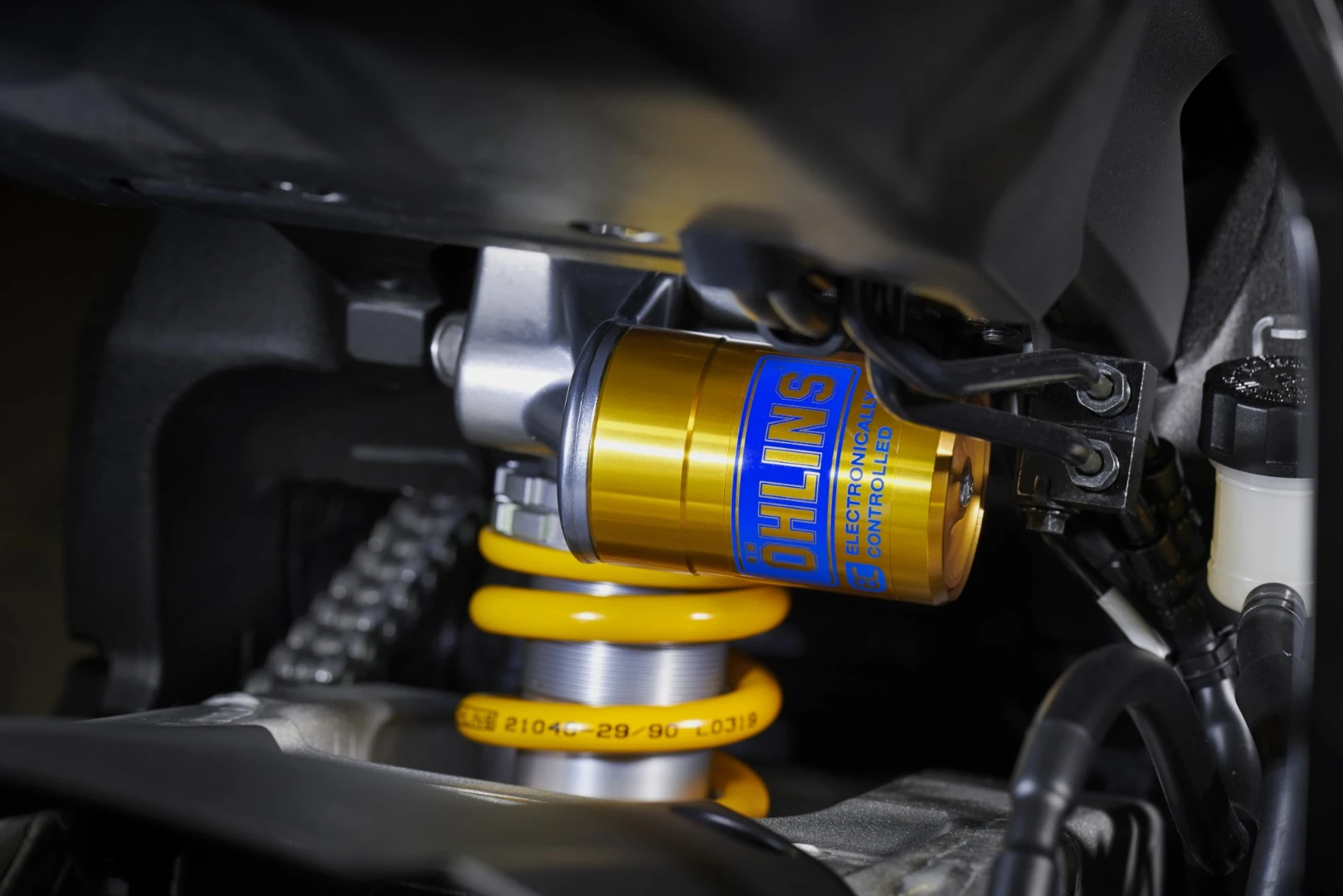 Electronic active shock for the R1M
