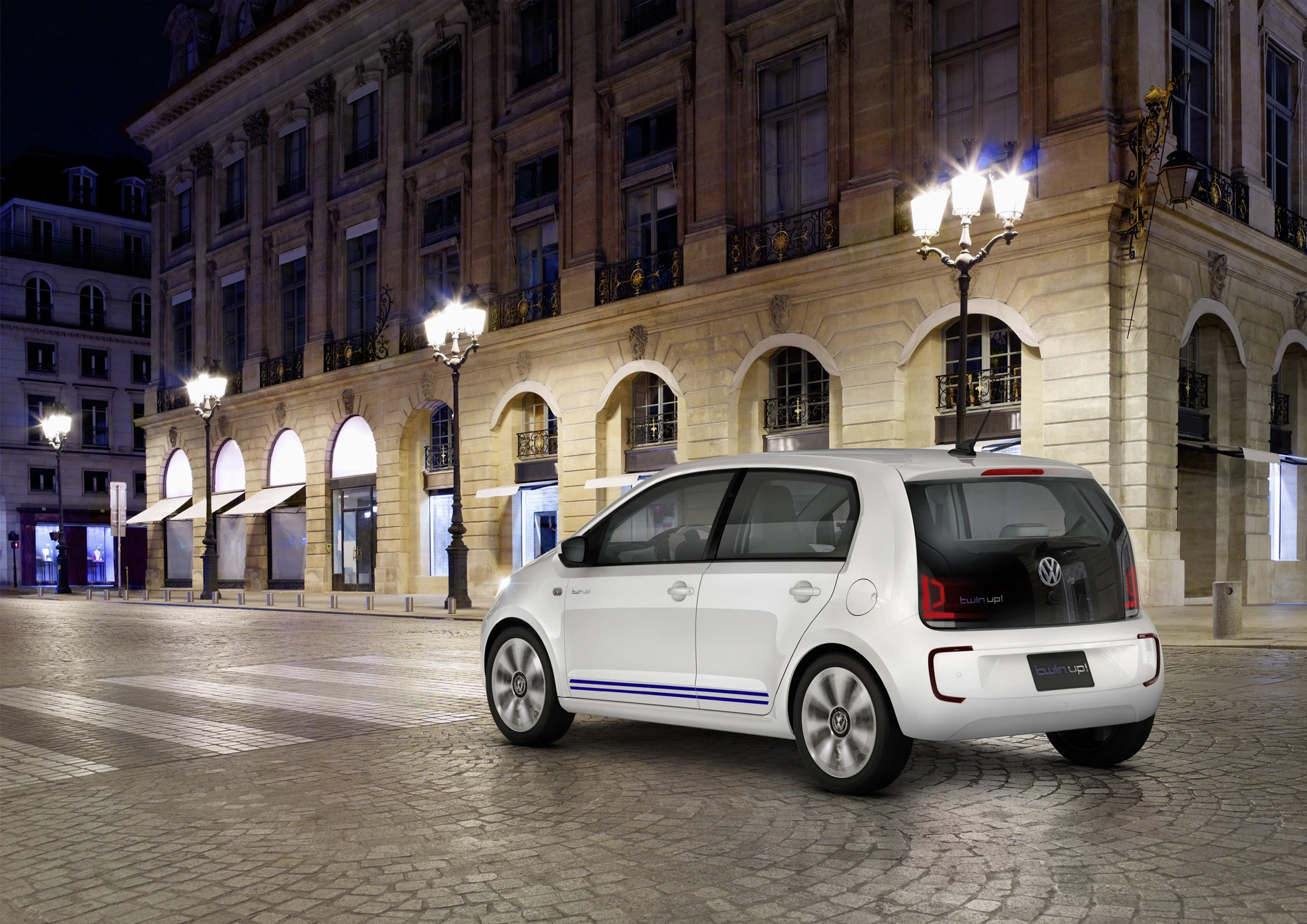 Twin Up! uses a 2-cylinder, 800 cc diesel engine in partner with a 35 kW electric motor to achieve its impressive mileage figures