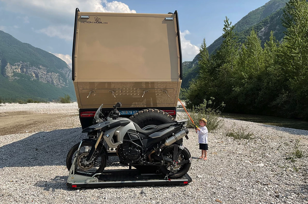 The hydraulic moto lift can hold up to 1,100 pounds