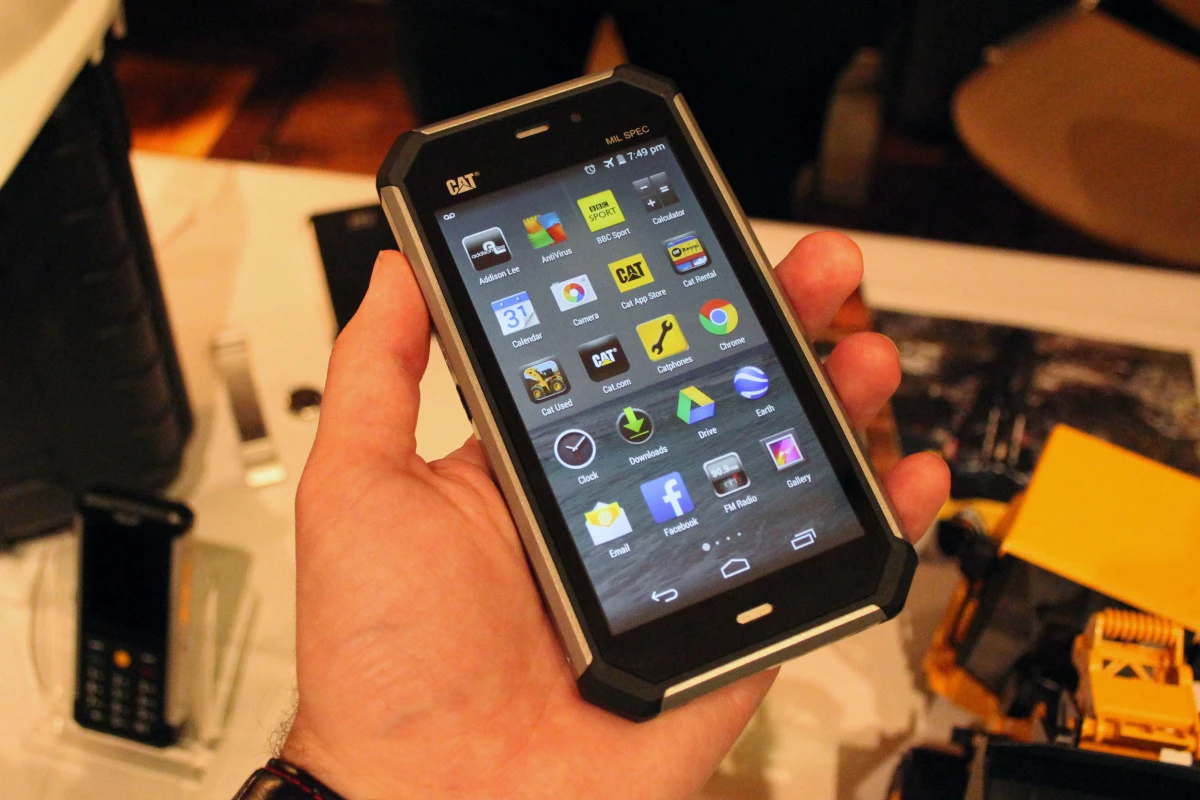 The Cat S50 smartphone's 4.7-inch touchscreen features Gorilla Glass 3 and wet finger tracking (Photo: Chris Wood/Gizmag)