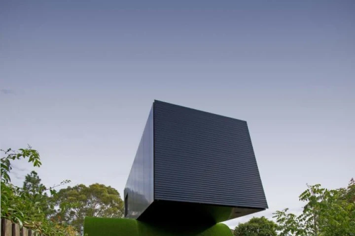 Hill House is an urban family home in Melbourne that appears as if it is riding a wave of grass