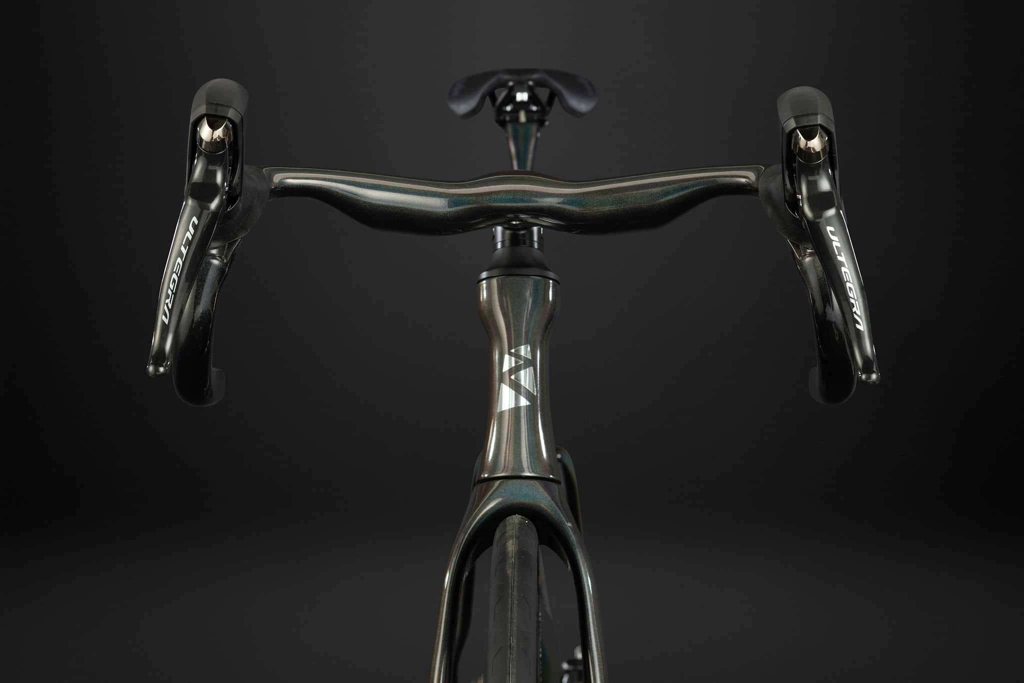The handlebars are the first part of the frame assembly to greet the oncoming wind, so Ribble spent a lot of time here, reshaping the drops and adding some disruption to the tops
