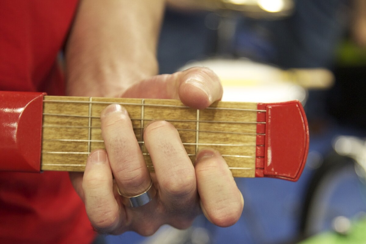 PocketStrings portable guitar practice tool (Photo: Gizmag)