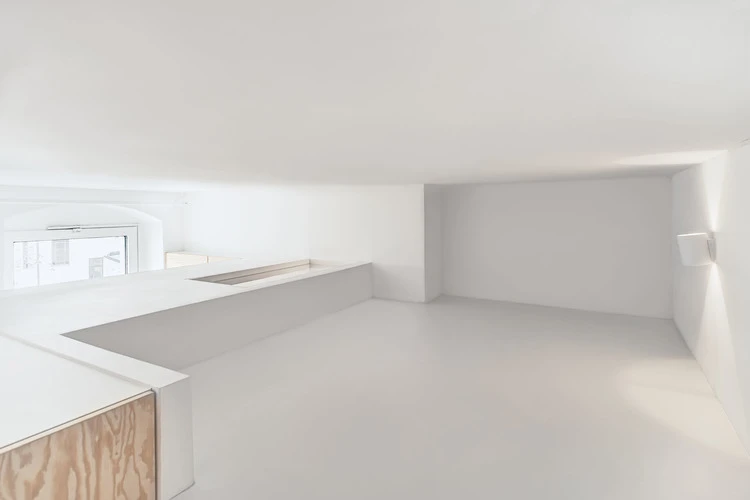 The mezzanine level in the Micro-Apartment Moabit has a shelf for books and laptop use (Photo: Ringo Paulusch)