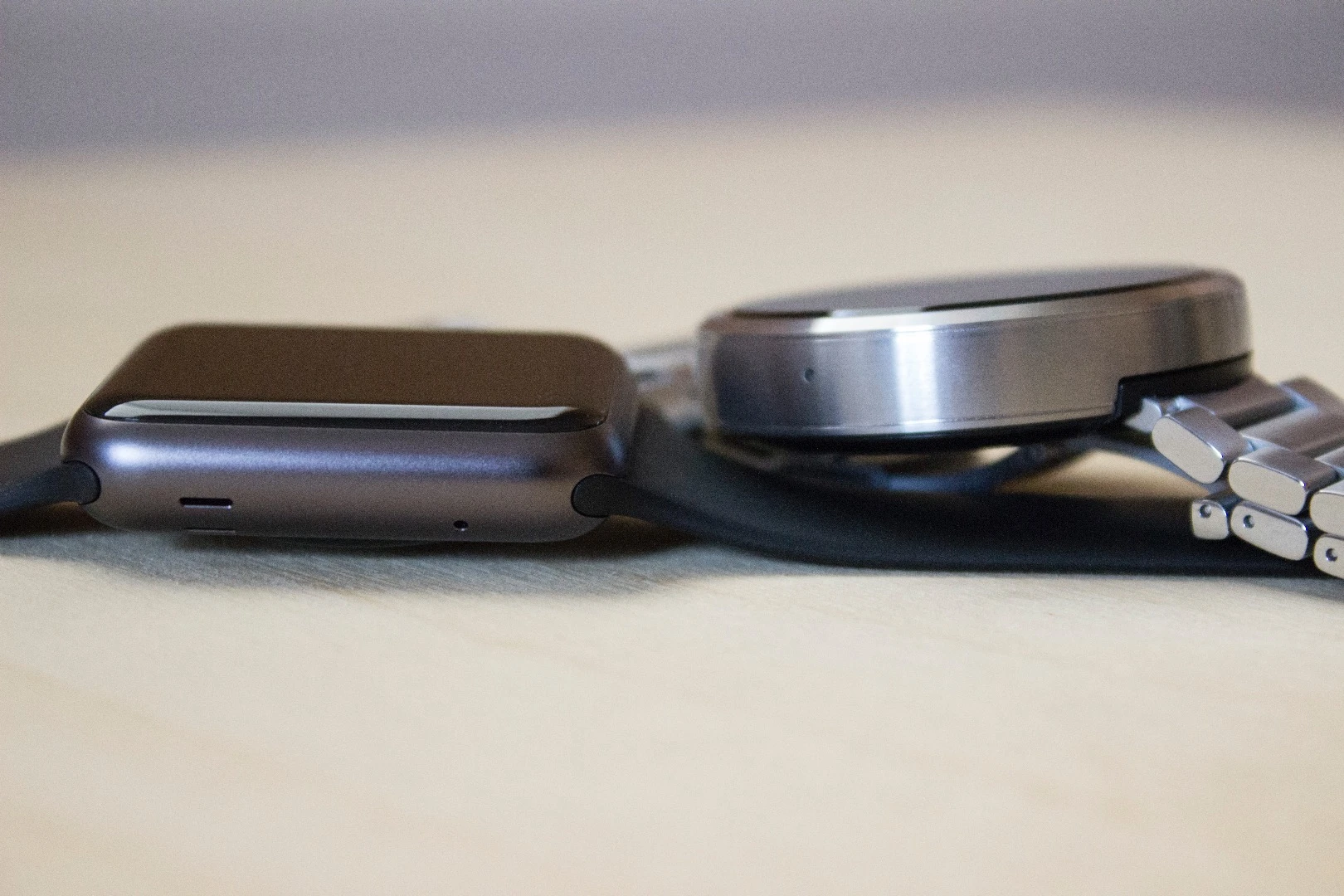The 9 percent thinner Apple Watch (left) with the Moto 360 (Photo: Will Shanklin/Gizmag.com)