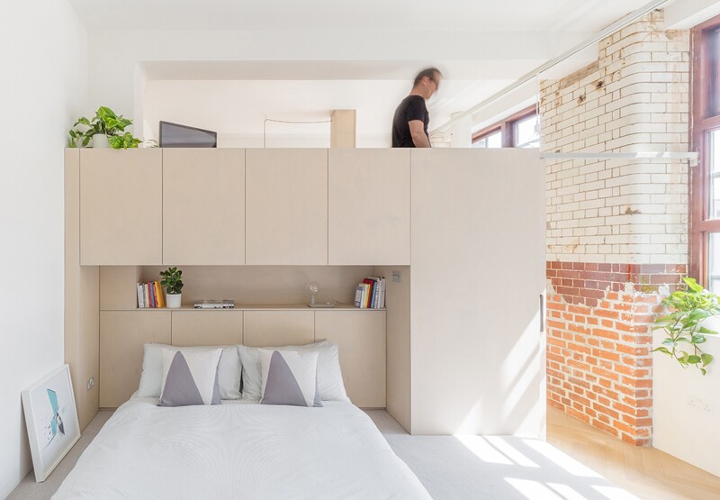 The use of pods meant the architects could take full advantage of the home's 3.5-m-high ceilings by creating an elevated mezzanine level