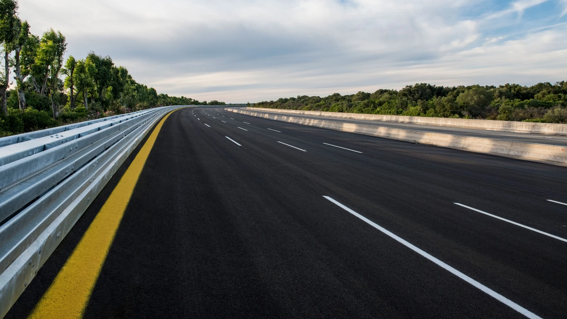 The inner lane at Nardò is designed for speeds up to 130 km/h with no steering input required, and the speeds increase to 170 km/h, 210 km/h and 240 km/h respectively in each lane as the camber increases