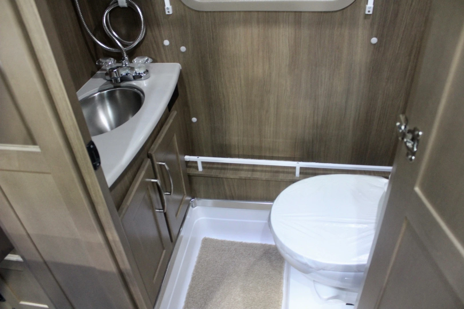 Pleasure-Way Plateau bathroom