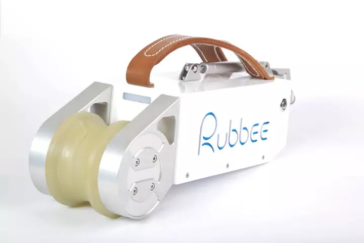The Rubbee's polyurethane roller engages the rear tire, making a motor-only speed of 25 km/h possible