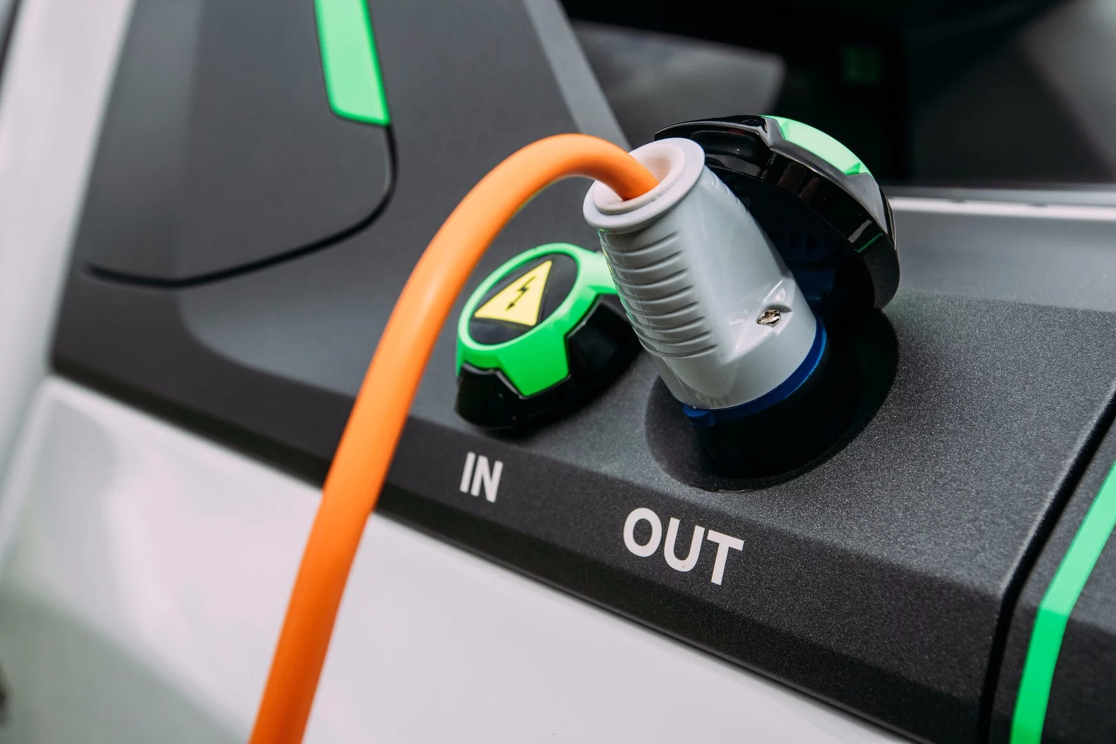 Power inlets and outlets on the sides of the bed provide quick access to the onboard battery power
