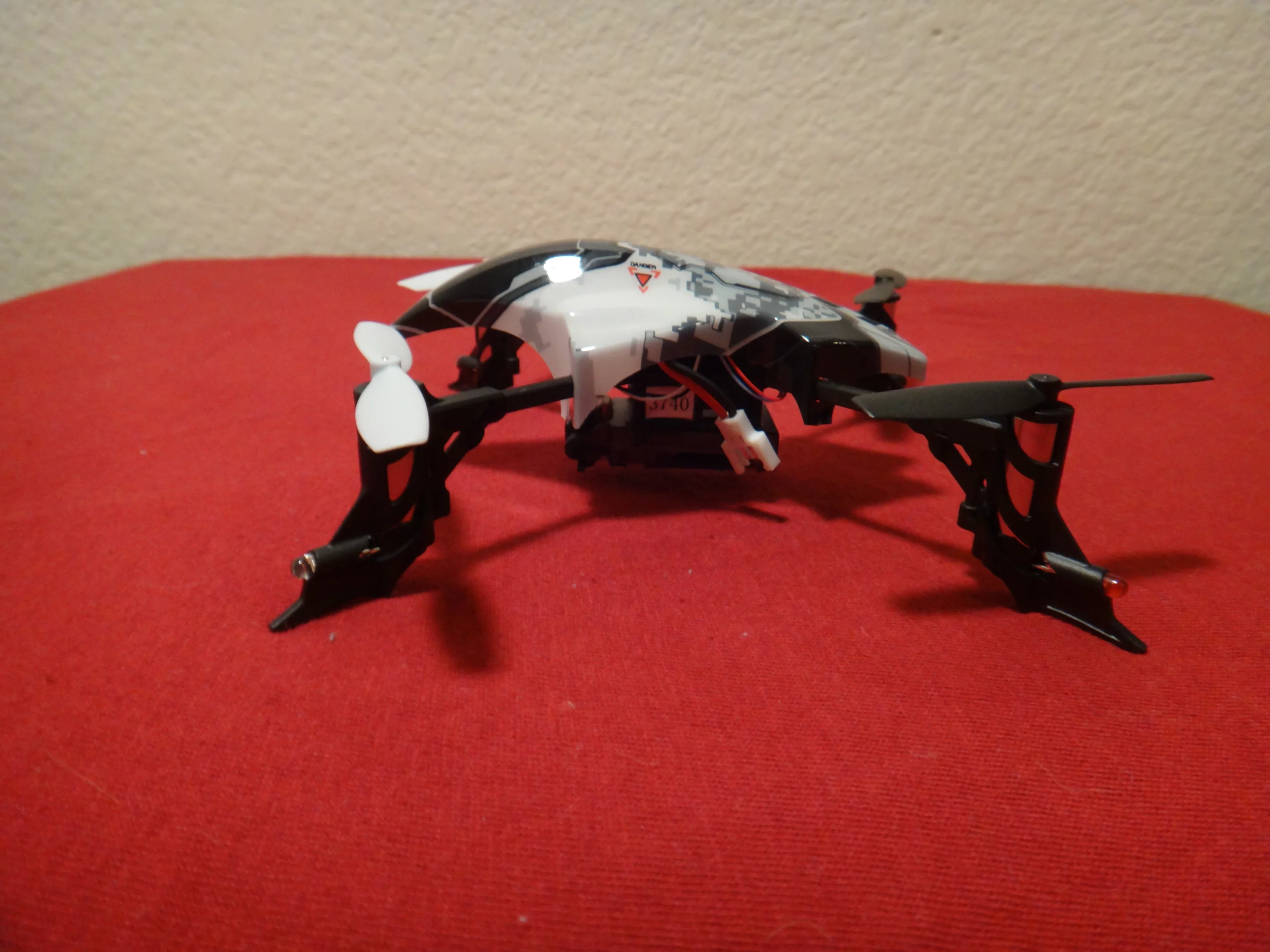 Aside from some general aesthetics, the thin plastic fuselage (if you can call it that) offers some modest protection for the main wires and circuitry at the center, but more importantly it gives you a clear indication of which side is the front of the V-Cam