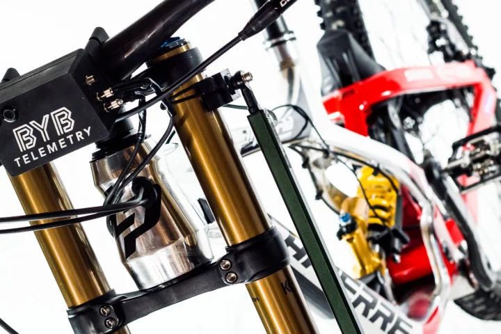 The handlebar-mounted BYB acquisition unit, with the fork sensor visible to the right