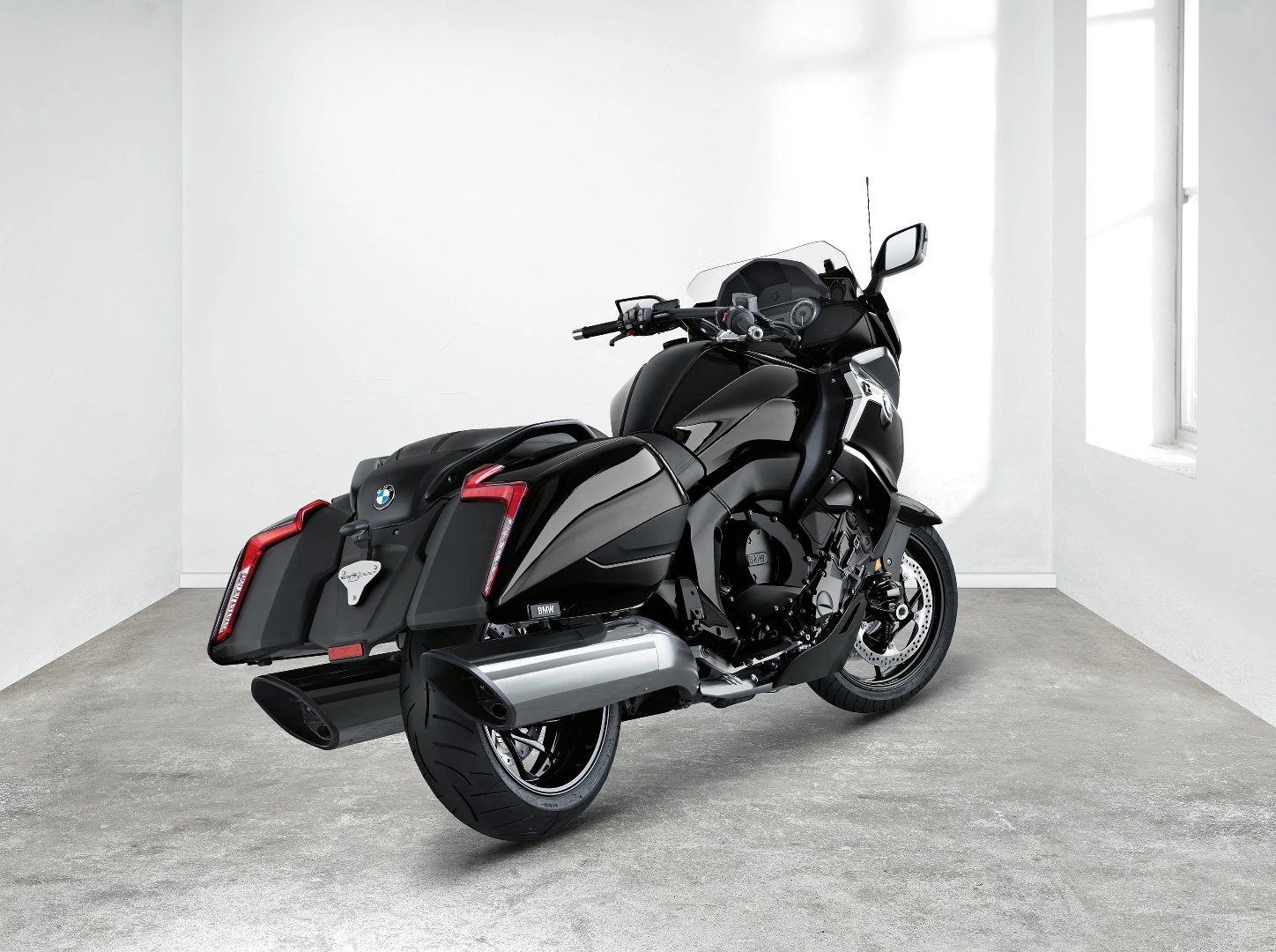 The K1600 B isn't as practical as the rest of the K1600 range, but it looks much cooler