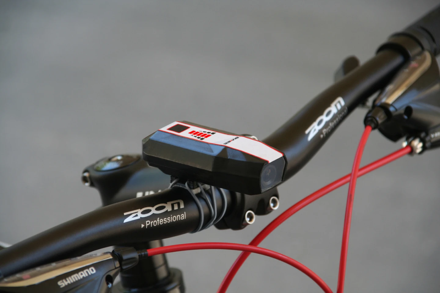 Byxee incorporates a video camera and a microprocessor, using a custom algorithm to detect shadows and contrast differences caused by irregularities on day-lit road surfaces