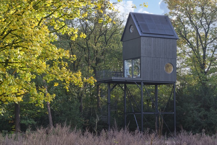 The Buitenverblijf Nest is raised 7.5 m (24.6 ft) above the forest floor on slender black steel supports